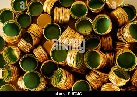 Pile de bouchons à vis métal bouteille comme motif de fond, Banque D'Images