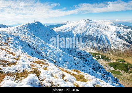 Sommets blancs de neige en montagne Banque D'Images