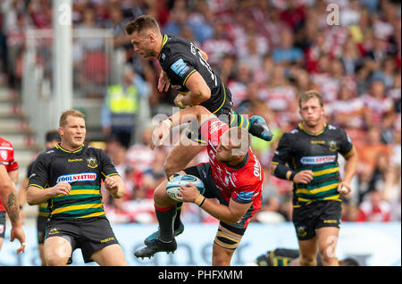 Northampton Saints' Dan Biggar et Gloucester Rugby's Ruan Ackermann au cours de la Premiership Gallagher match au stade Kingsholm, Gloucester. Banque D'Images