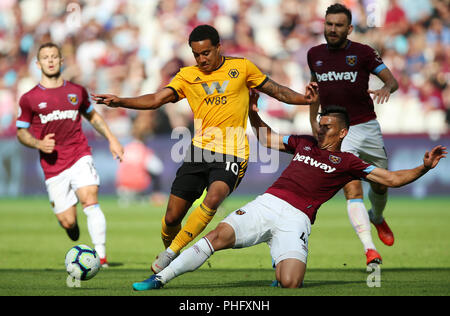 West Ham United's Fabian Balbuena (droite) défis Wolverhampton Wanderers' Helder Costa au cours de la Premier League match au stade de Londres. Banque D'Images