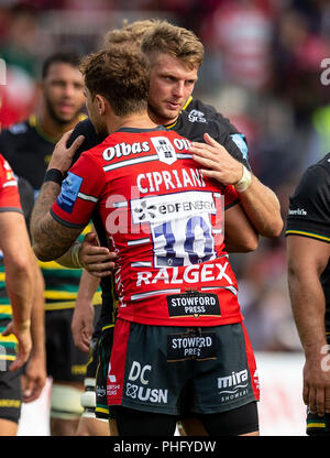 Northampton Saints' Dan Biggar et Gloucester Rugby's Danny Cipriani à la fin de la Premiership Gallagher match au stade Kingsholm, Gloucester. Banque D'Images