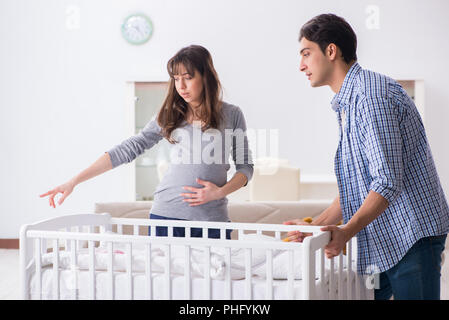 Les jeunes parents attendent leur premier bébé Banque D'Images