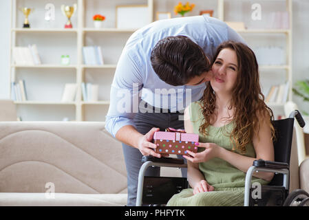 Man making proposition de mariage pour femme handicapée sur fauteuil roulant Banque D'Images