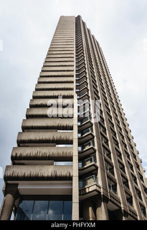 Le Barbican Estate, Londres, Royaume-Uni. La tour de 43 étages sur la rue Cromwell soie a été terminée en 1973 Banque D'Images