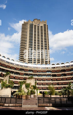 Le Barbican Estate, Londres, Royaume-Uni. La tour de 43 étages surplombe le Cromwell appartements et jardins de Frobisher Crescent Banque D'Images