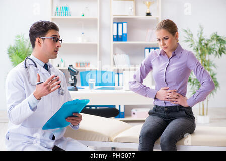 Patient médecin de passage pour l'examen médical jusqu'à l'hôpital Banque D'Images