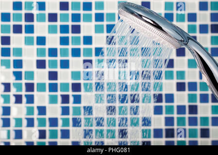 Douche sur l'arrière-plan dans la salle de bains en mosaïque Banque D'Images
