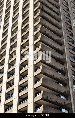 Le Barbican Estate, Londres, Royaume-Uni. La tour de 43 étages sur la rue Cromwell soie a été terminée en 1973 Banque D'Images