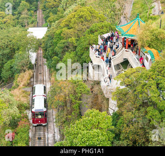 18 février 2018 - Hong Kong. La circonscription de touristes vieux rouge peak tram pour atteindre le sommet. Regarder les gens vue spectaculaire depuis le point d'observation. Banque D'Images