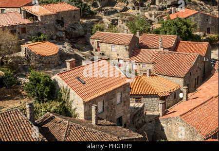 Vue sur les toits et maisons de Sortelha, au Portugal. - Vista de telhados e casas de Sortelha, Portugal. Banque D'Images