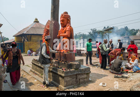 Katmandou, Népal - 15 Avril 2016 : activités religieuses et d'une cérémonie qui se passait au temple de Pashupatinath à Katmandou. - Le temple est le siège o Banque D'Images