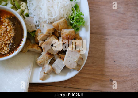 Saucisse de porc haché, de nouilles de riz fermenté et de légumes servi avec la sauce chili. d'été vietnamiens de l'alimentation rouleau appelé Nem Nuong Xa Banque D'Images