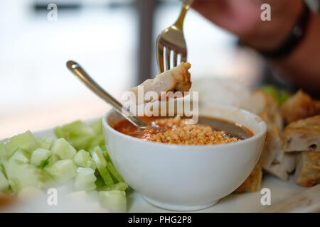 Saucisse de porc haché, de nouilles de riz fermenté et de légumes servi avec la sauce chili. d'été vietnamiens de l'alimentation rouleau appelé Nem Nuong Xa Banque D'Images