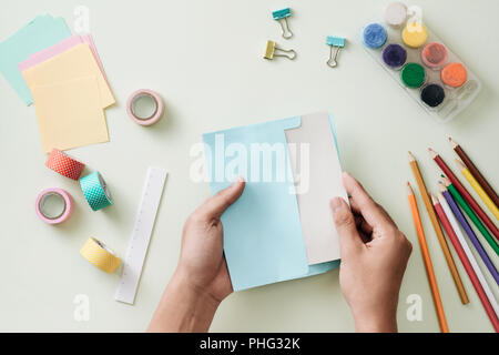 Crayons de couleur, crayon, trombones et notes, les fournitures scolaires, le retour à l'école, l'école et les fournitures de bureau Banque D'Images