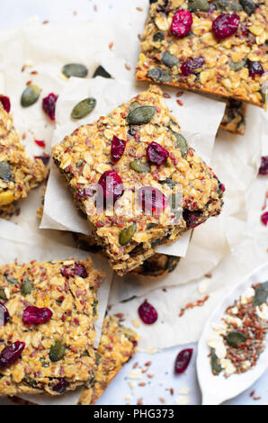Barres granola, Maison saine, Snack Bars Superfood avec Canneberge, graines de citrouille, d'avoine, graines de lin et de Chia sur fond lumineux, repas vegan Banque D'Images