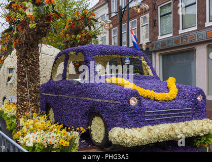 Statue en fleurs de tulipes sur parade à Haarlem Pays-Bas Banque D'Images