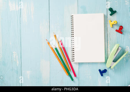 Rouleau de ruban de papier, trombones, et des blocs-notes portant sur une table en bois, fournitures scolaires, fournitures de bureau, le retour à l'école Banque D'Images