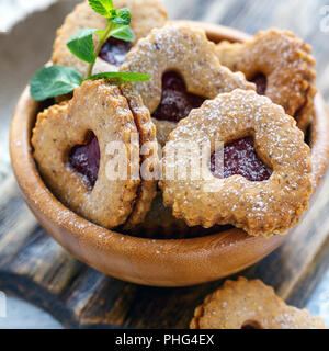 Les cookies dans la forme des coeurs dans un bol en bois. Banque D'Images