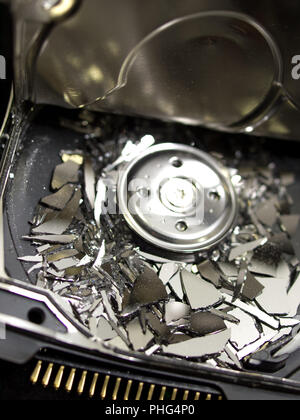 S'est écrasé et brisé apart démantelé disque dur de l'ordinateur avec des composants Banque D'Images