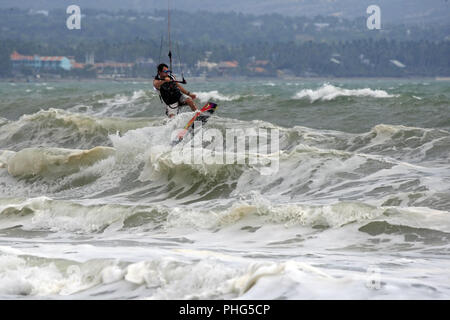 Kiteboarder faire du surf dans l'océan. Vietnam Banque D'Images