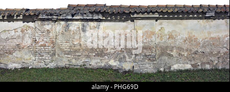Fragment de clôture en briques laide Banque D'Images