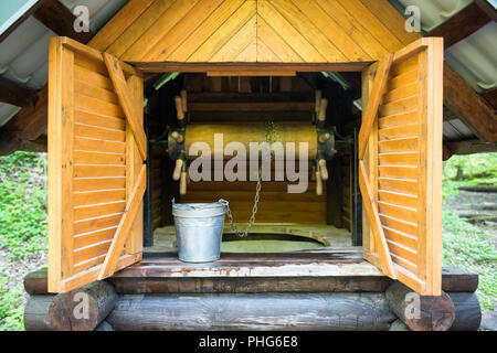 Bien ancienne en bois avec godet Banque D'Images