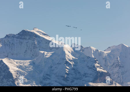 La Force aérienne suisse vole un affichage sur les Alpes de l'Oberland bernois Banque D'Images