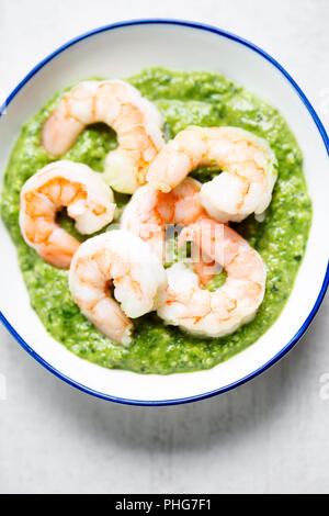 Avec les crevettes au pesto de menthe verte Banque D'Images