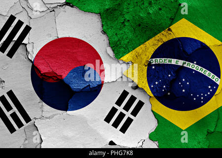Drapeau de la Corée du Sud et le Brésil peint sur mur fissuré Banque D'Images
