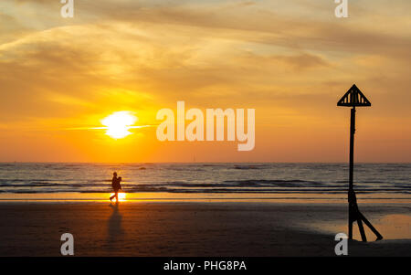 Promenades en soirée Beach Banque D'Images