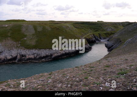 Une marée étroit inlet, sur la côte près de chemin large haven connu localement sous le nom de Newquay Banque D'Images