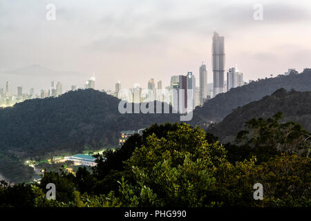 Gratte-ciel vu de Morro do Careca. Balneario Camboriu, Santa Catarina, Brésil. Banque D'Images