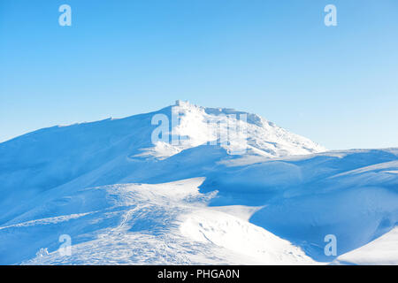 Paysage d'hiver avec de vieux château Banque D'Images