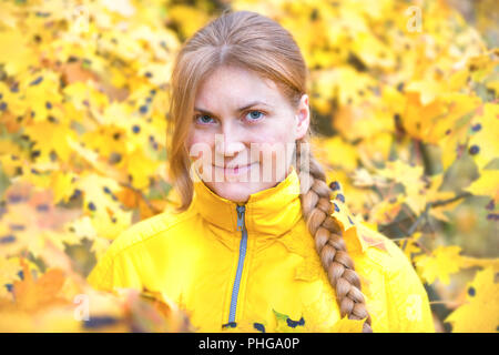 Jolie femme avec parc à l'automne Banque D'Images