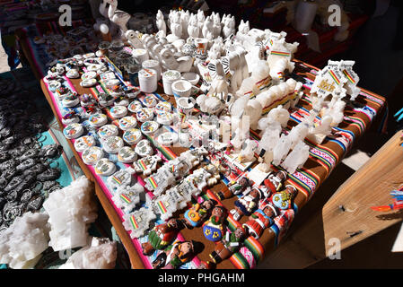 Des souvenirs fabriqués à partir de sel en vente sur un marché touristique à Colchani, Salar de Uyuni, Bolivie Banque D'Images