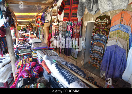 Les vêtements et souvenirs en vente aux touristes dans le village de Colchani, sur le Salar de Uyuni, Bolivie Banque D'Images