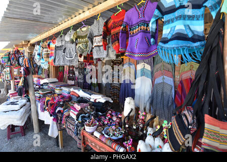 Les vêtements et souvenirs en vente aux touristes dans le village de Colchani, sur le Salar de Uyuni, Bolivie Banque D'Images