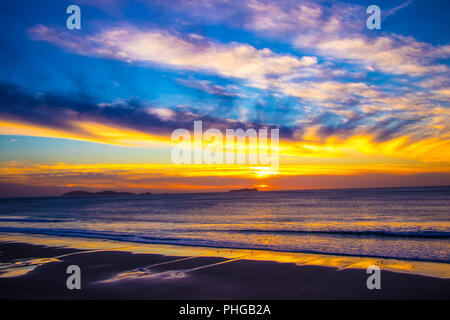 Playas de Tijuana Coucher du soleil avec la fumée d'un incendie de nearbye Banque D'Images