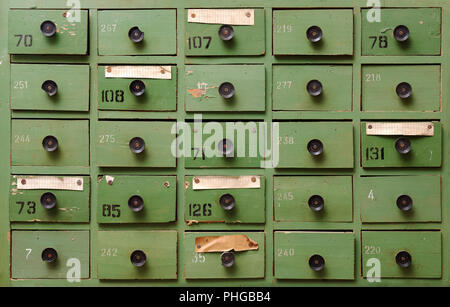 Milieux et de textures : très vieille armoire en bois vert avec tiroirs Banque D'Images