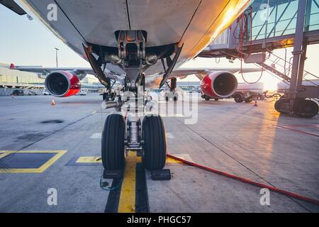 Au coucher du soleil de l'aéroport. Préparation de l'avion avant le vol. Banque D'Images