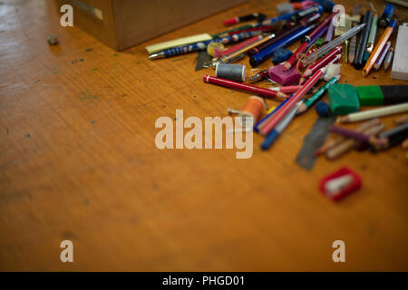 Objets divers ; des crayons, stylos, crayons, gommes, Binder, trombones, taille-crayon de couleur, broches, clous, rouleaux de fil, d'un pinceau, vis Banque D'Images