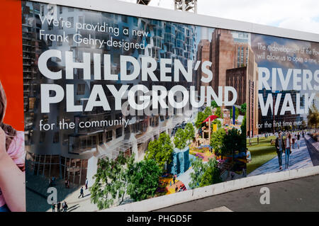 Hoarding autour de Battersea Power Station site promet de réaménagement d'une aire de jeux pour enfants conçu par Frank Gehry. Banque D'Images