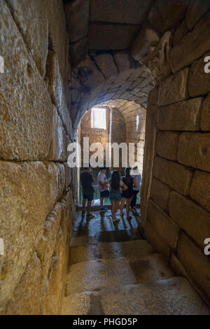 Merida, Espagne - 25 août 2018 : les visiteurs de l'eau romain citerne, citadelle arabe Alcazaba. Merida, Estrémadure, Espagne Banque D'Images