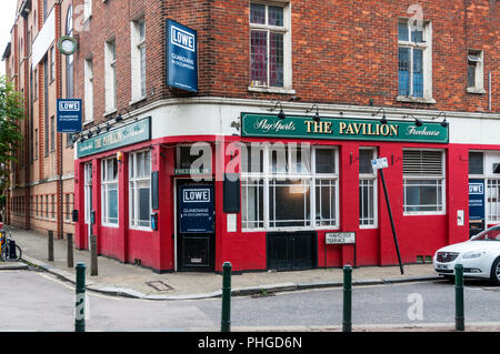 Le pavillon pub à Battersea, maintenant fermé et avec les gardiens de sécurité dans l'occupation. Banque D'Images