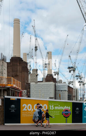 Grues à tour autour de l'emblématique cheminées de la Battersea Power Station fermée, maintenant un important développement de nouveau site. Banque D'Images