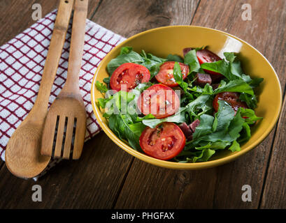 Salade de légumes avec les tomates et la roquette sur la table Banque D'Images