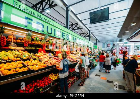 Girona, Espagne - 9 juillet 2018 : Lleo marché dans le centre de Gérone est un marché couvert proposant du poisson frais, des viandes et fruits séchés Banque D'Images