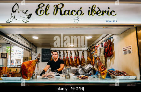 Girona, Espagne - 9 juillet 2018 : Lleo marché dans le centre de Gérone est un marché couvert proposant du poisson frais, des viandes, etc. guéri Banque D'Images