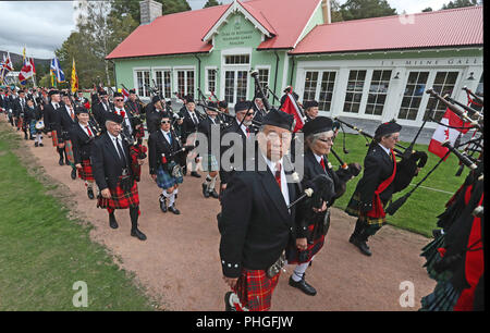 Bandes de tuyau massés à l'extérieur du Canada le duc de Rothesay Highland Games Pavilion au cours de la Royal Highland Braemar rassemblement à la Princesse Royale et le duc de Fife, du parc de Braemar. Le rassemblement a été exécuté dans sa forme actuelle depuis 1832. Banque D'Images