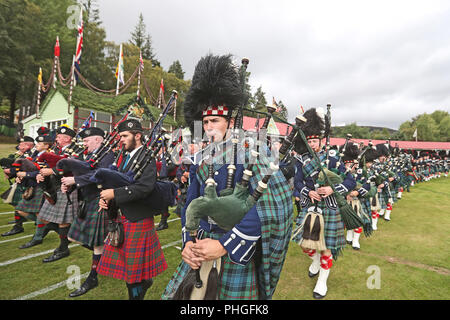 Les corps de cornemuses au cours de la Royal Highland Braemar rassemblement à la Princesse Royale et le duc de Fife, du parc de Braemar. Le rassemblement a été exécuté dans sa forme actuelle depuis 1832. Banque D'Images